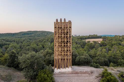 Carles Enrich Studio created an accompanying timber structure for the tower / Carles Enrich Studio