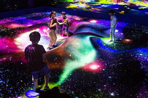 Multi Jumping Universe, 2018-, Interactive Digital Installation, sound: DAISHI DANCE / teamLab
