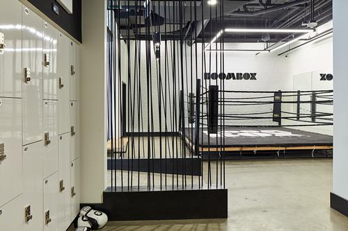 Rope walls helping to partition the space but still allowing sightlines through the space / Clarence Butts