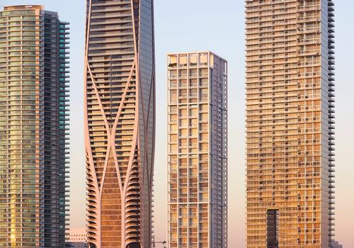 it houses 4 townhouse units, 70 half-floor units, 8 full-floor units and a penthouse / Hufton+Crow