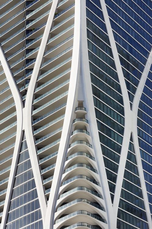 The exoskeleton’s curvature creates slightly different plans on each floor / Hufton+Crow