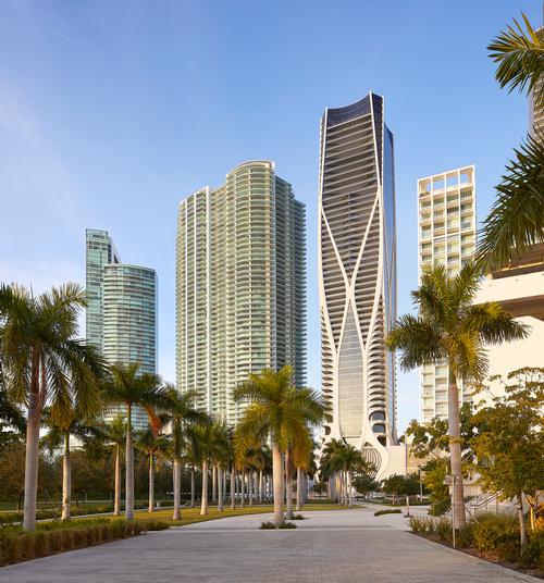 The faintly curved tower rises 709ft (216m) and 62 storeys / Hufton+Crow