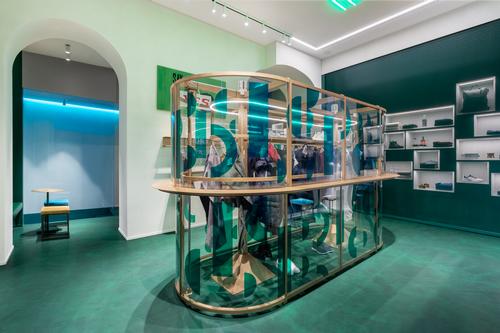At night the machine descends to envelop a clothing rail / Alessandro Saletta for DSL Studio
