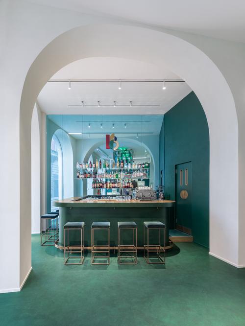 The bar counter is made of green resin with brass details / Alessandro Saletta for DSL Studio