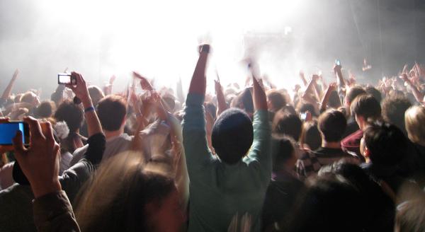 Steerable spotlights, such as those used in rock concerts, can add atmosphere and excitement to sports