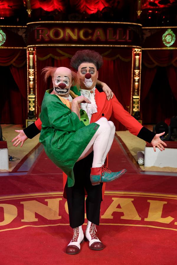 The show stars a variety of real-life clowns and artists who incorporate the holographic animals into their performances