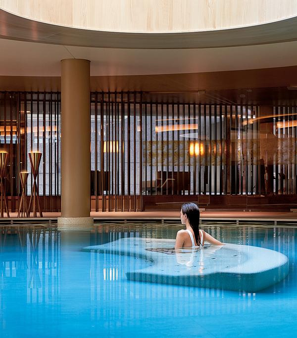 The thermal Centre connects all areas and guests relax there between sauna sessions 