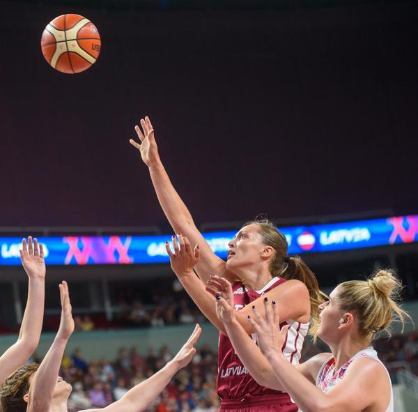 Early in her career, Wainwright wrote the Club Action Planning Scheme for Netball England, to help ensure players can enjoy netball in a safe environment / © shutterstock/Gints Ivuskans
