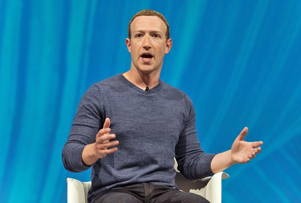 Facebook and Twitter play a significant role in how fake information is spread / photo: ©shutterstock/Frederic Legrand - COMEO