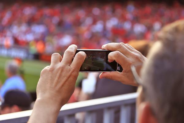 Teams must embrace technology in order to keep their fans’ attention / © shutterstock/Eo naya