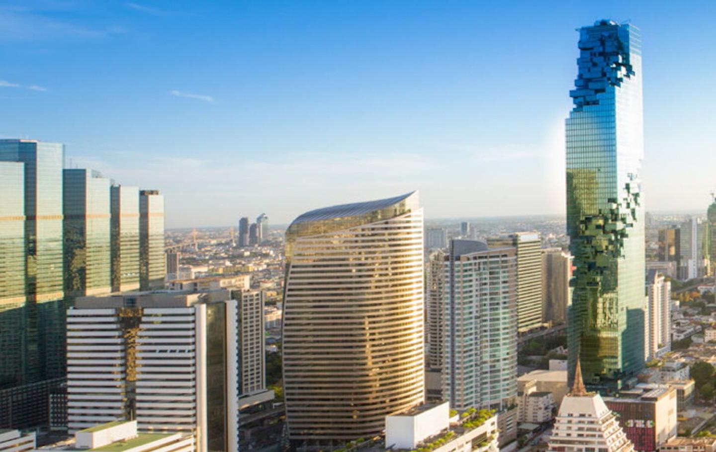 King Power Mahanakhon Building is a visual landmark thanks to its dramatic exterior, which is encased in a glass curtain with cuboid spiral cut-outs that give it a pixelated appearance / 