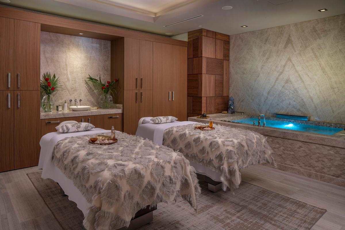 The Spa includes a couples suite with en-sure bathtub and shower / 