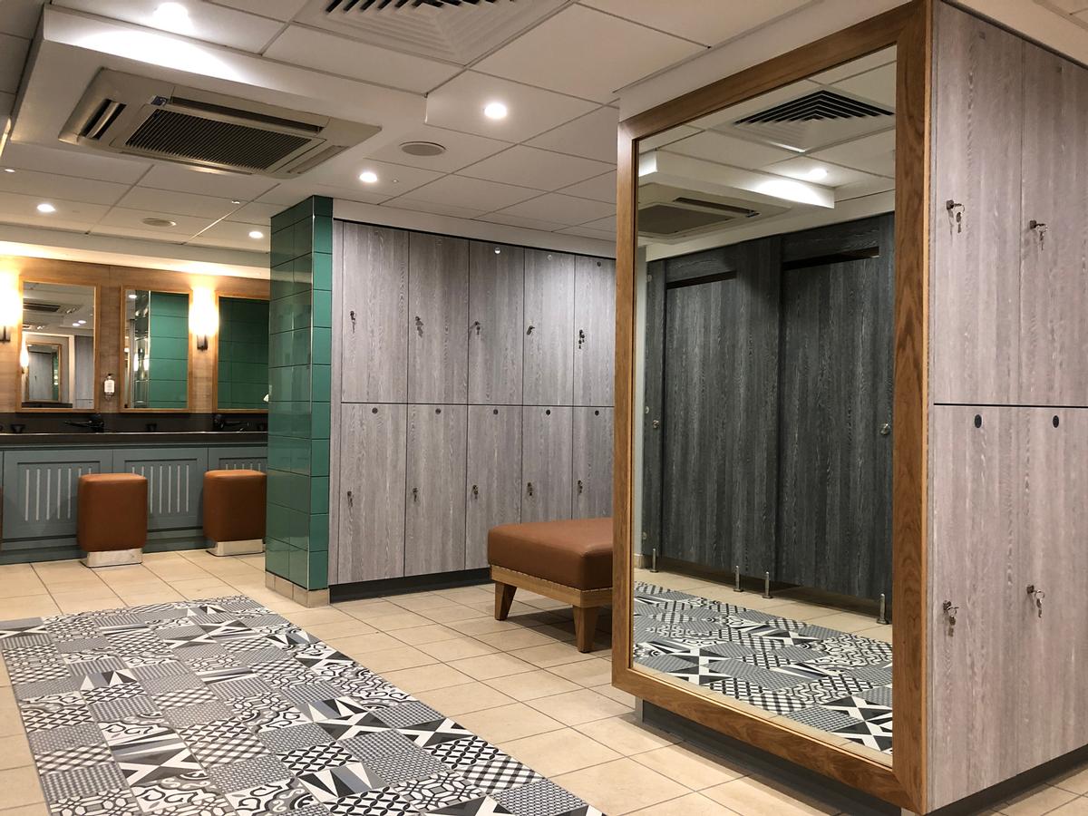 Crown Sports worked closely with sparcstudio to create the changing rooms at Nizels Golf & Country Club / 