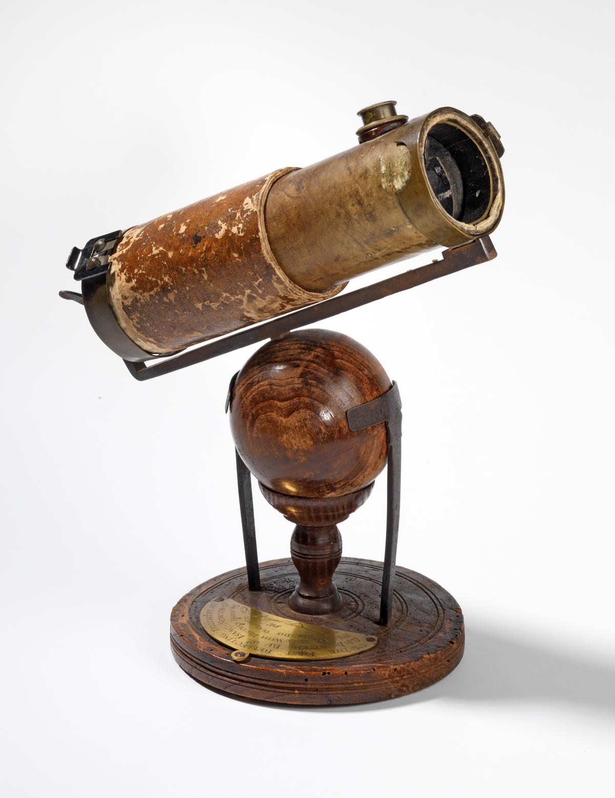 Sir Isaac Newton's reflective telescope from 1671 / Royal Society collections