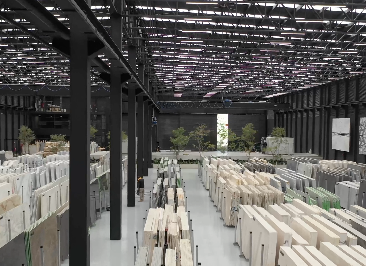 The attached warehouse holds a stock of natural stone / Grupo Arca