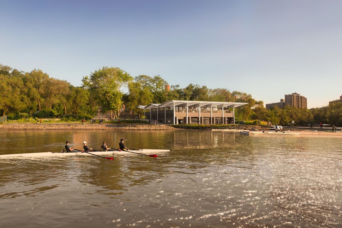 The boathouse will be situated on the Harlem River, within Sherman Creek Park / Foster + Partners