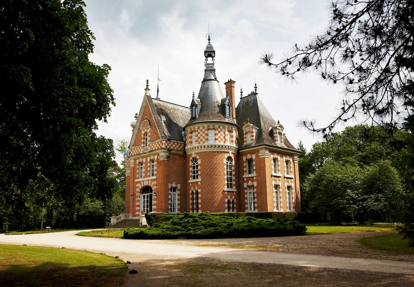 The resort will sit within the Les Bordes Estate, a 1,400-acre (560-hectare) site in the Sologne forest / 