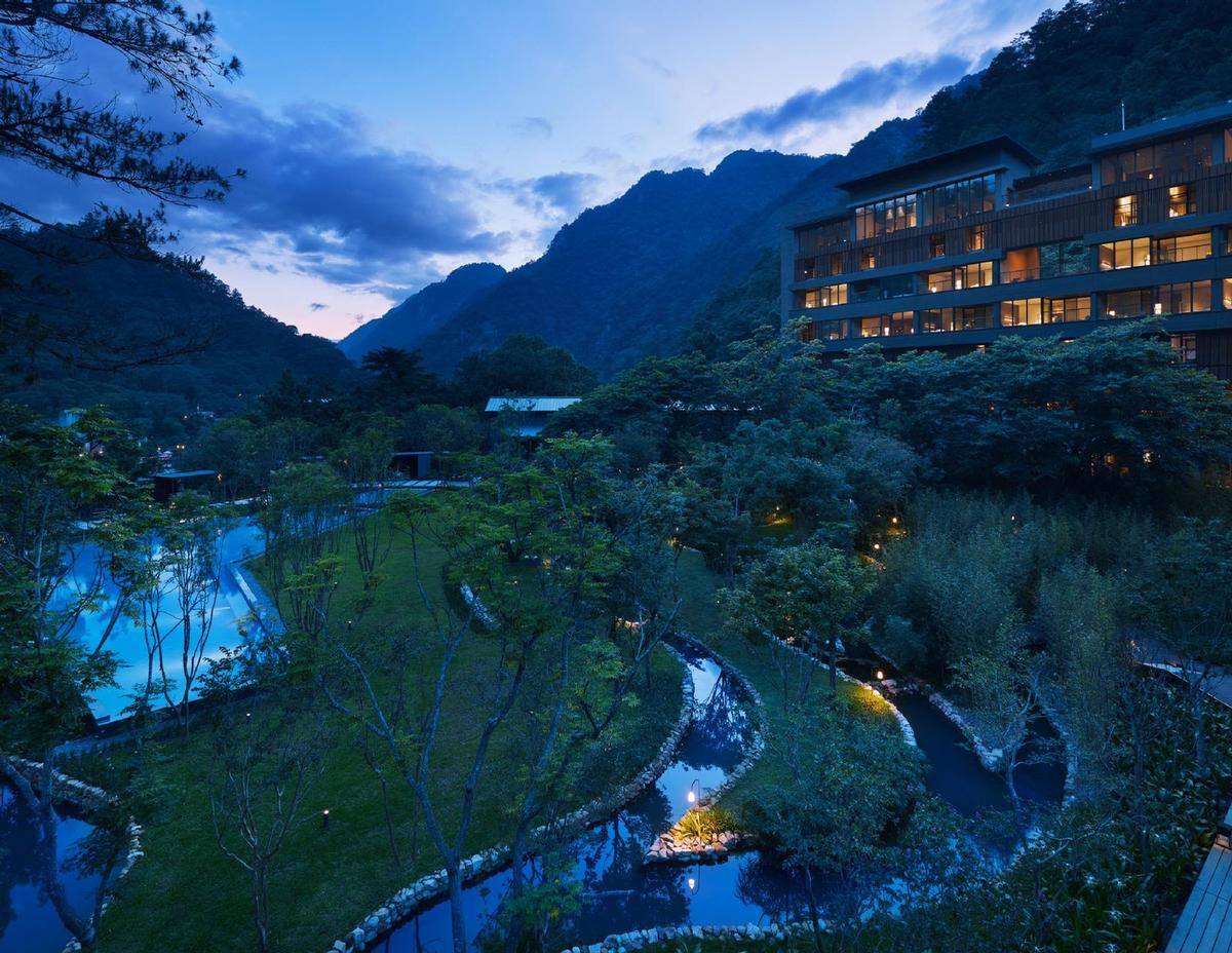 The natural spring waters of the valley flow through the property’s outdoor water garden / Hoshinoya