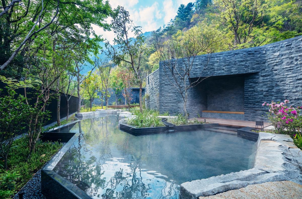 The resort uses the abundance of hot spring water and the topography of a valley surrounded by mountains to bring guests closer to nature / Hoshinoya