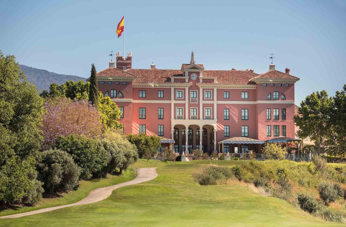 Located on Spain’s Southern coast, Anantara Villa Padierna Palace has been designed by British architect Ed Gilbert / 