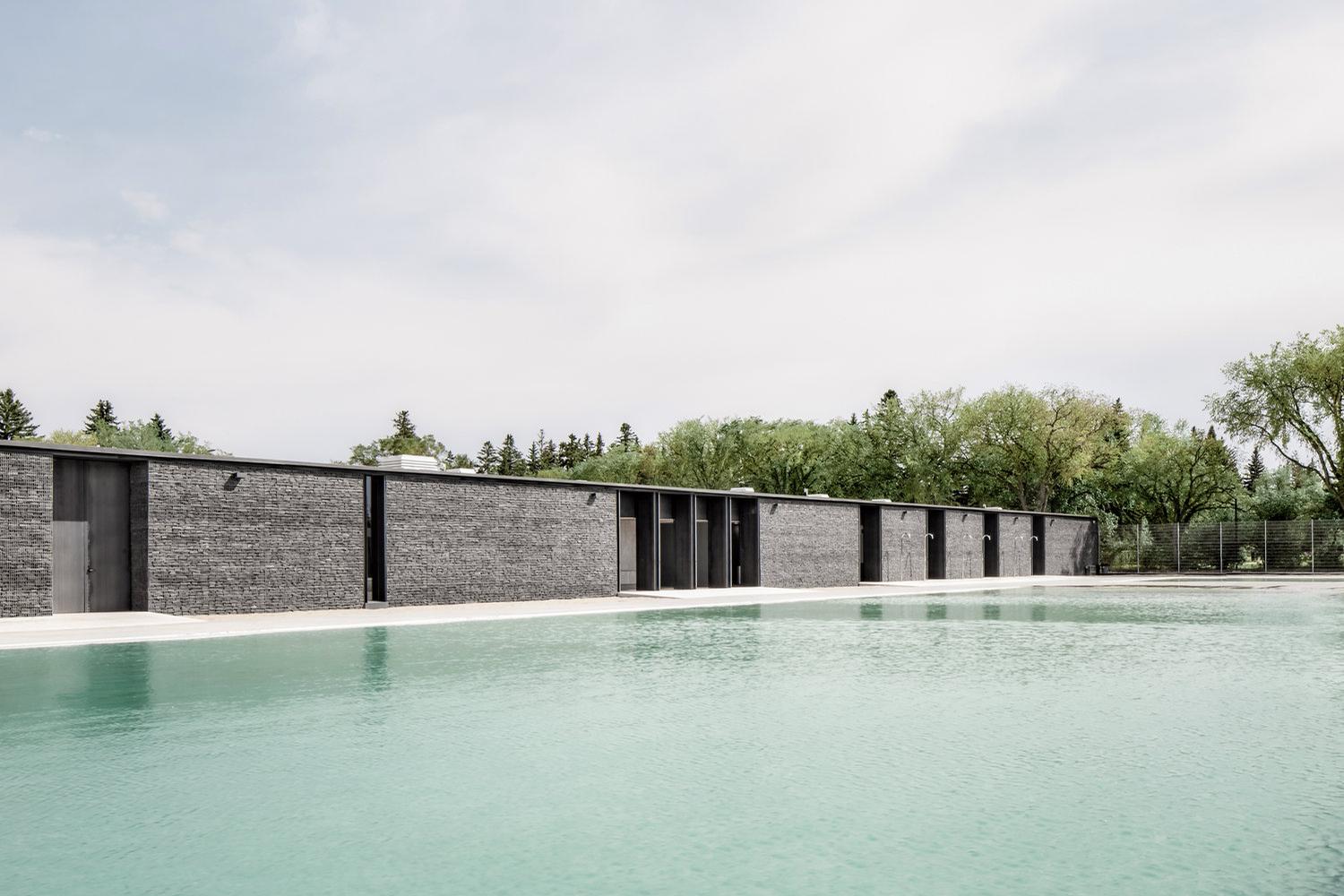 A view across the natural swimming pool / gh3 architecture