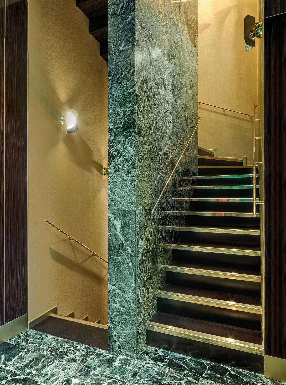 Green Alpi marble is used through the space / Matteo Piazza