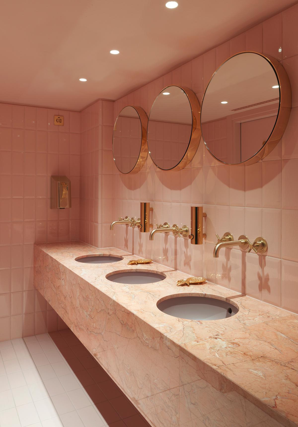 Marbles is also used in the toilets / Matteo Piazza