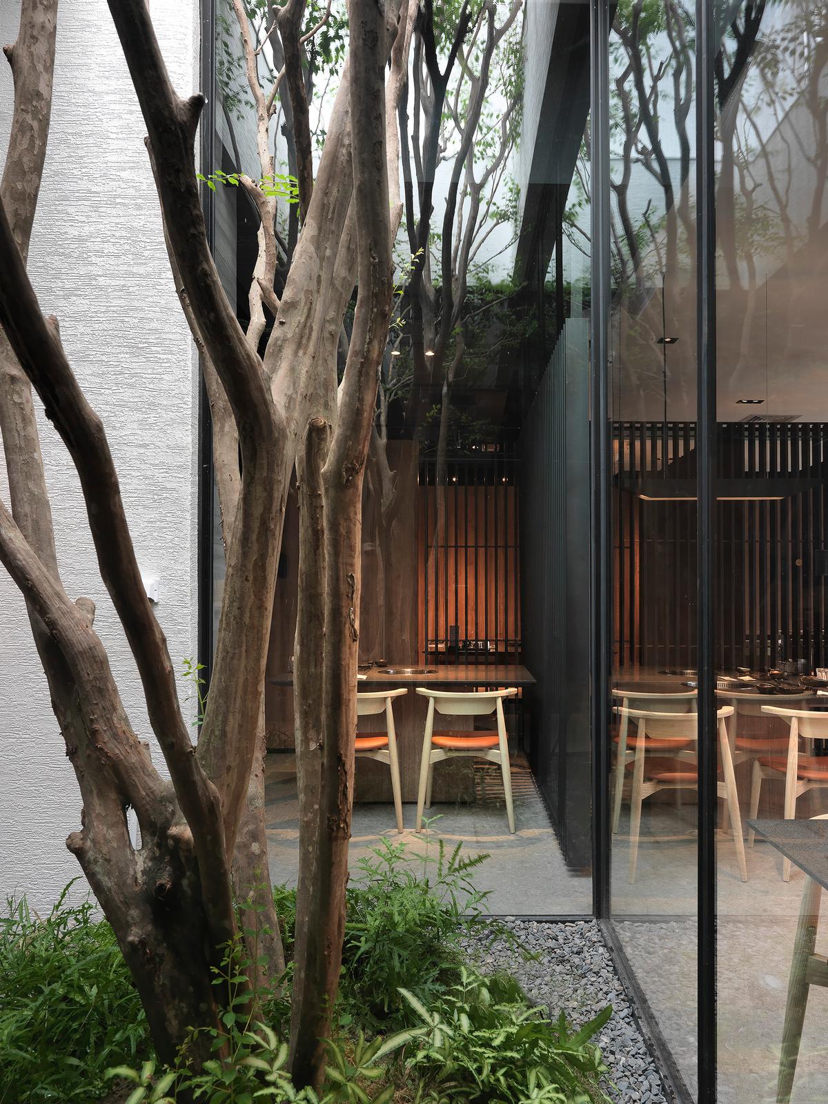 Outside terrace spaces have trees as a natural element / Moooten Studio / Qimin Wu