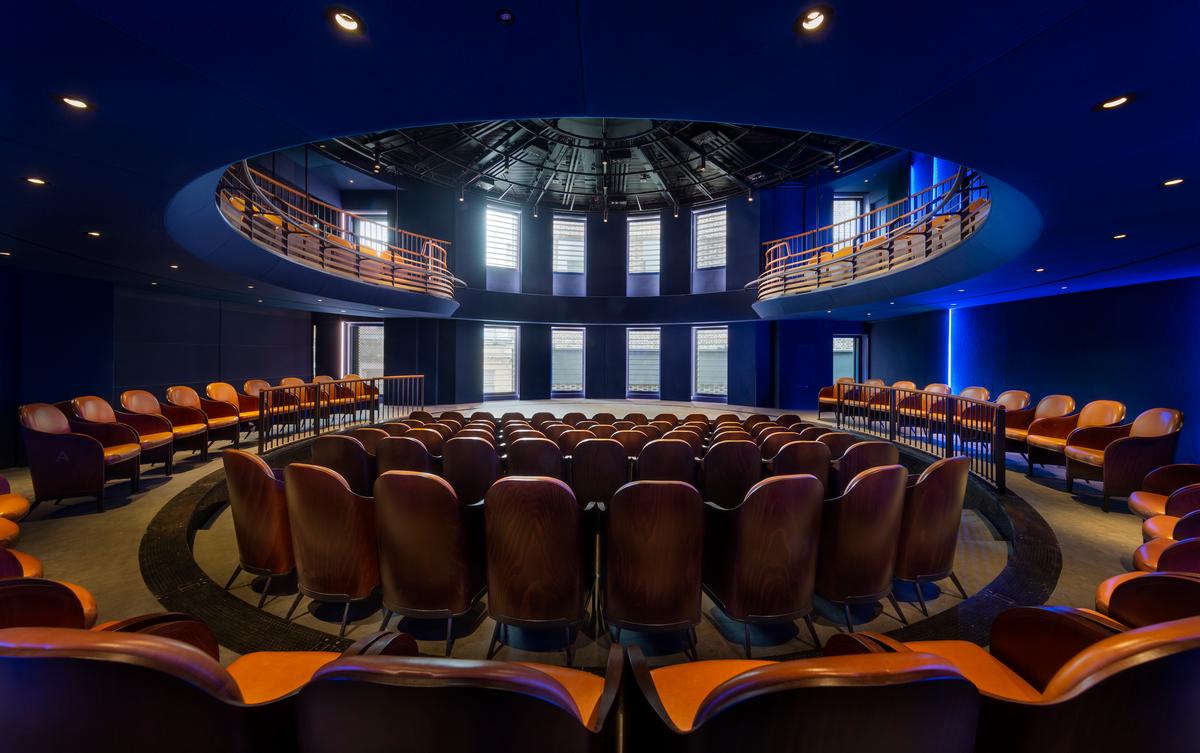The auditorium allows for scene changes and for different room configurations / SODA Studio