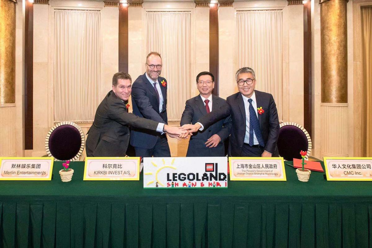 Nick Varney (left) of Merlin Entertainments agrees the deal with representatives from KIRKBI, Shanghai Jinshan District Government, and CMC Inc.