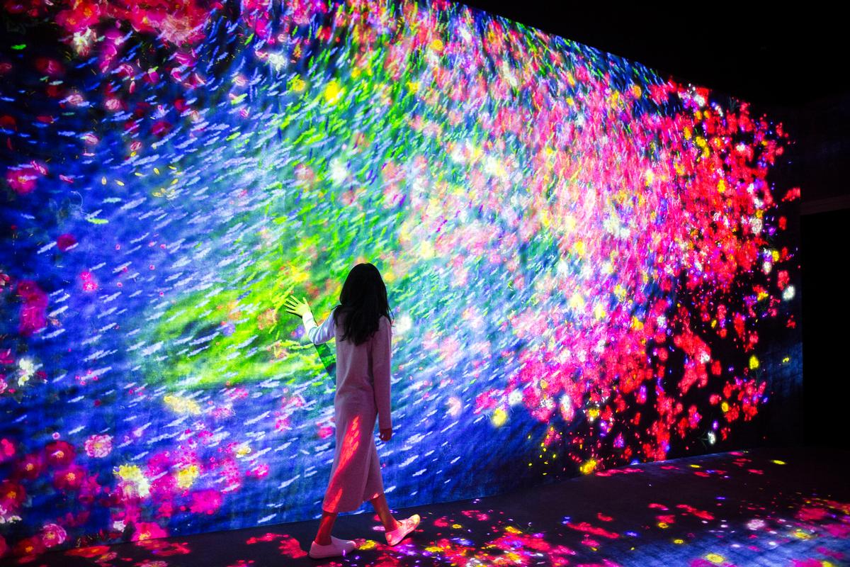 Artworks move out of rooms, react to visitors and transcend the physical space of the museum / Exhibition view of teamLab Borderless Shanghai, 2019, Shanghai © teamLab, teamLab is represented by Pace Gallery