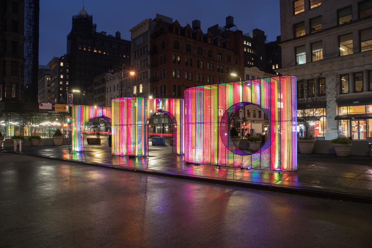 The installation is located in New York's Flatiron Public Plaza / Hou de Sousa