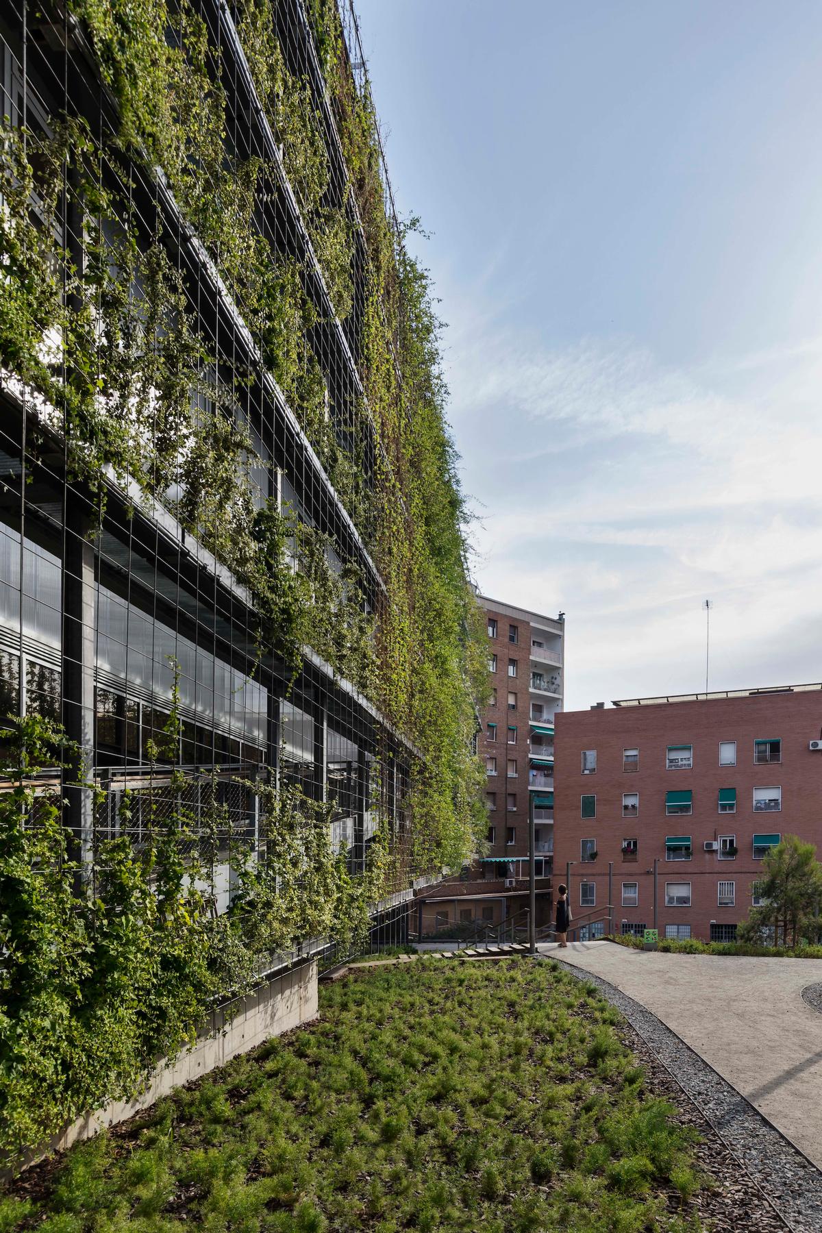 The exterior greenery is grown by a hydroponic planting system / Enric Duch