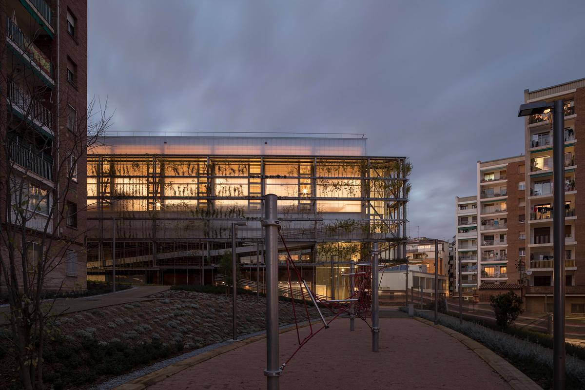 At night, the centre is illuminated through its translucent panelling / Enric Duch