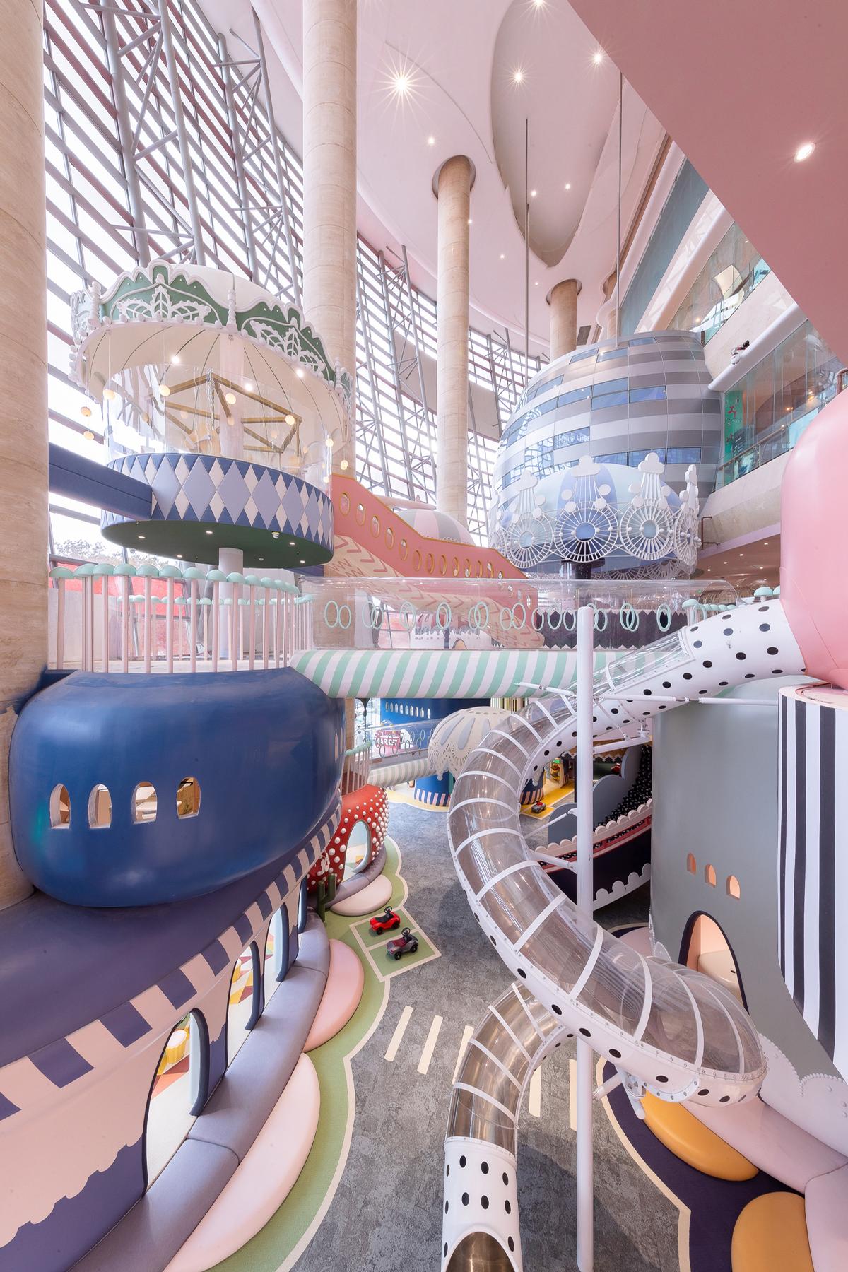 Located partly in the multi-level atrium of a Shenzhen mall, the play space is able to make use of different levels itself / Shao Feng