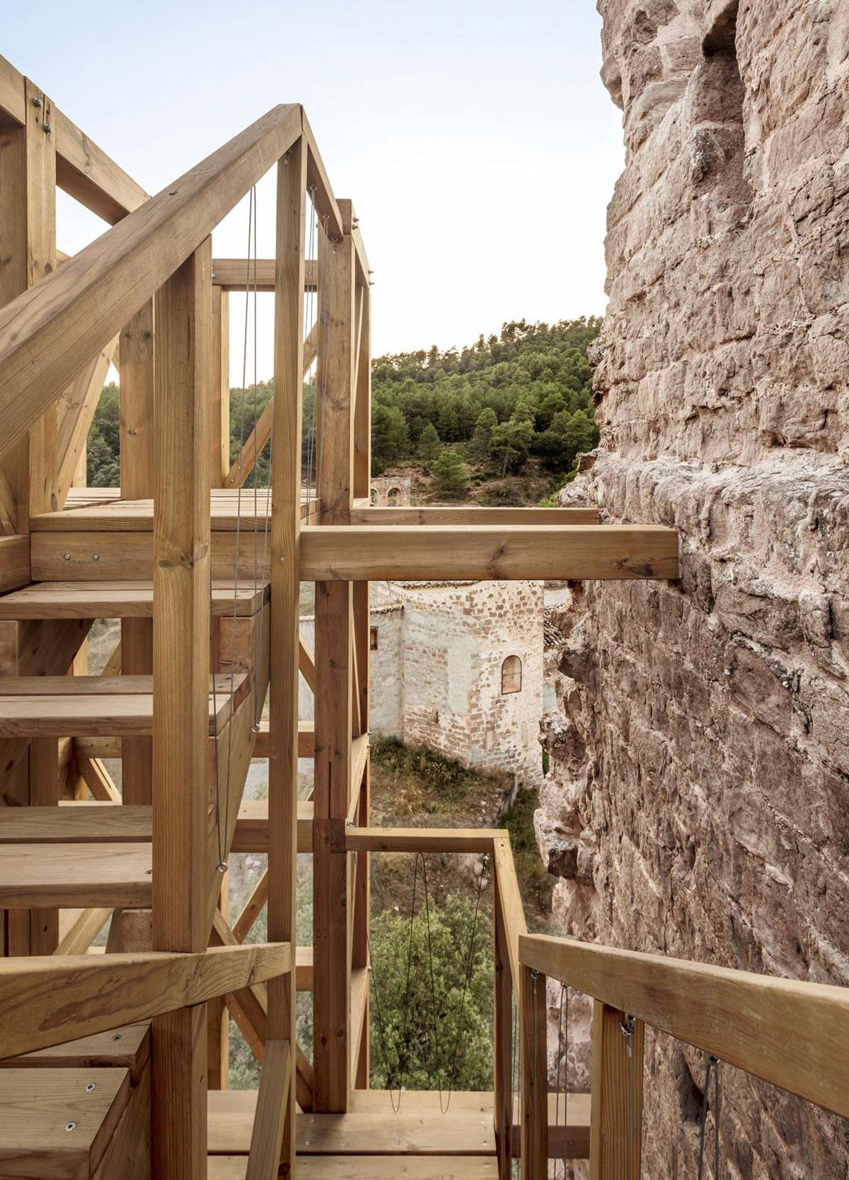 The staircase also makes it possible for visitors to view the remaining portion of the tower right the way up to the top / Carles Enrich Studio