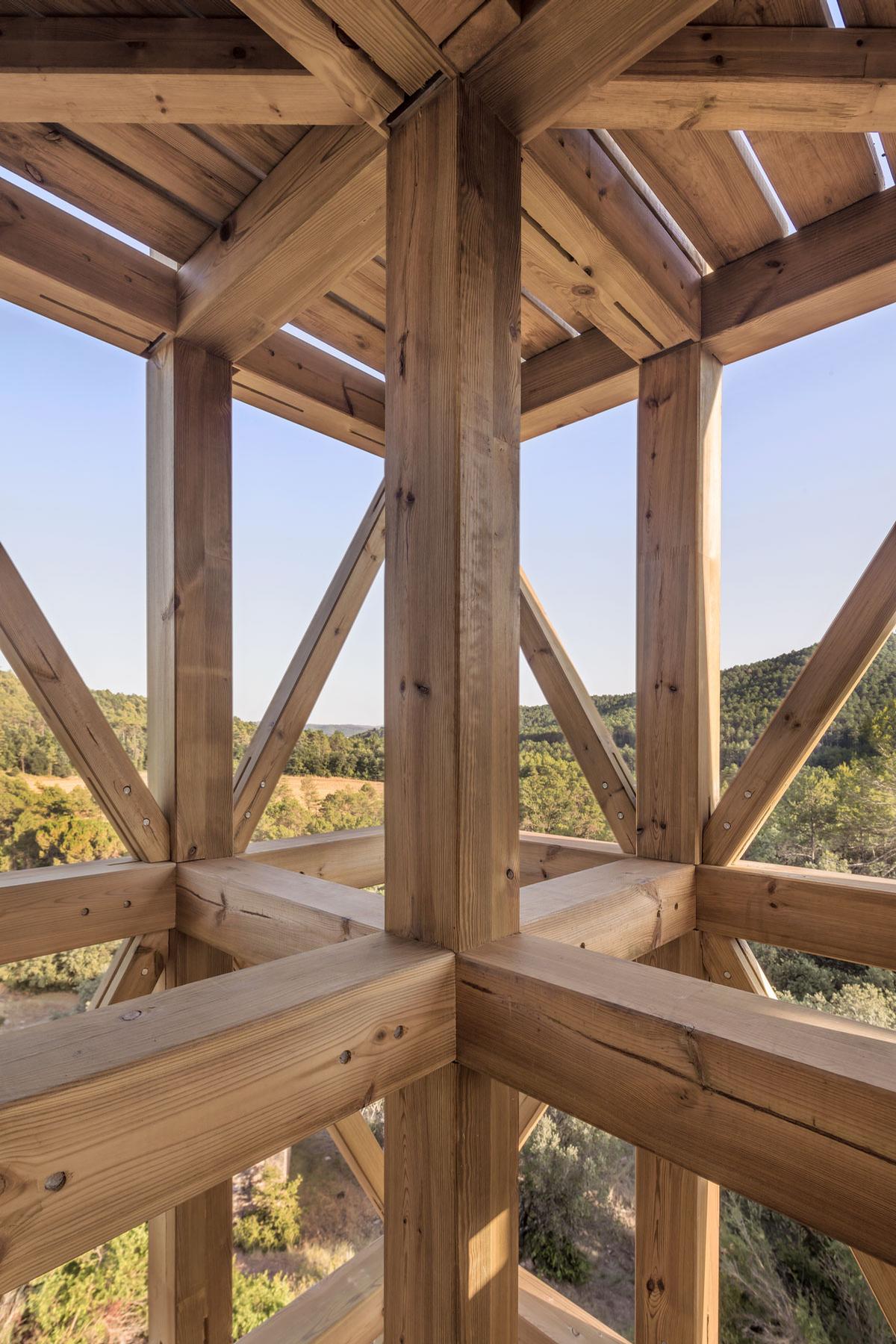 The frame is constructed using 14cm (6in) thick pieces of timber / Carles Enrich Studio