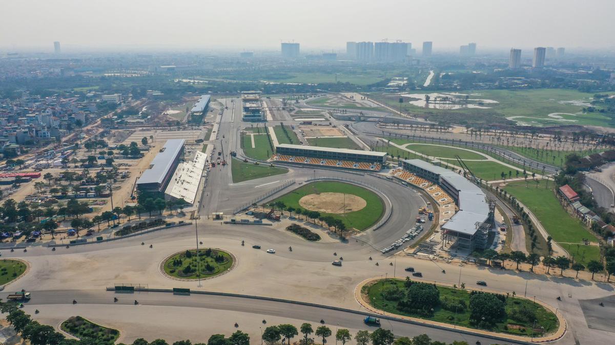 Drivers will reach a top speed of 335km/h (208mph) on their way around the circuit