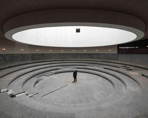 The space also features a stepped interior courtyard that will also double as a pond. / Pedro Pegenaute
