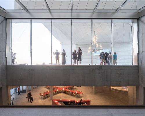 A giant periscope by the restaurant allows visitors to see activity in the outdoor urban room and vice-versa, creating an indoor-outdoor dialogue / BIG