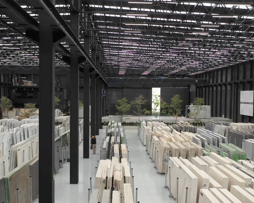The attached warehouse holds a stock of natural stone / Grupo Arca
