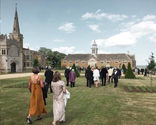 Neville Holt Opera: There is no formal foyer to the opera - the walled gardens perform this role / Manuela Barczewski