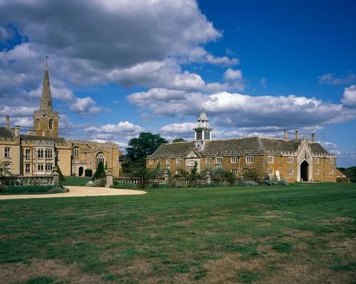 Neville Holt Opera: The new building has been inserted into the stable yard within the stable block at Nevill Holt Hall / Hélène Binet