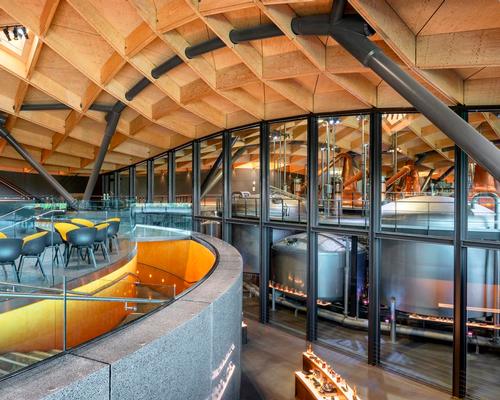There’s a two-hour explosion-proof glass wall between the still house and the visitor centre / Joas Souza