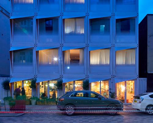 The hotel comprises five levels each made up of five containers / Edmund Sumner
