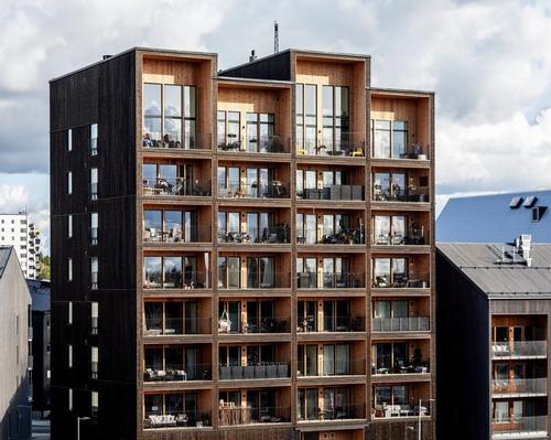 The residential building is located in a waterside neighbourhood with ample green space in Västerås / Nikolaj Jakobsen
